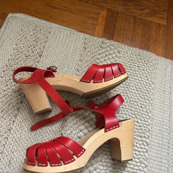 Swedish Hasbeens red high heal clog sandals - Picture 4 of 4